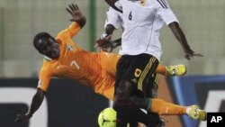 L'Ivoirien Seydou Doumbia (gauche)se bat pour le ballon avec l'Angolais Alves de Carvalho au cours d'un match de football de la Coupe d'Afrique des Nations à Malabo 30 Janvier, 2012.