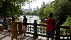 La gente disfruta las temperaturas agradables durante el fin de semana del feriado del Día del Trabajo o Labor Day en Central Park, Nueva York, el domingo, 3 de septiembre, de 2017.
