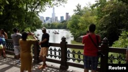 Beberapa orang terlihat tengah menikmati cuaca sejuk di Central Park pada awal akhir pekan Hari Buruh di New York, 3 September 2016. (Foto: REUTERS/Mark Kauzlarich)