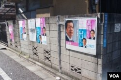 一些民居的外墙上也有某个政党事先征得民居主人同意贴上的海报（美国之音歌篮拍摄）