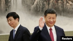 2017年10月25日，北京人民大會堂，中共新政治局常委亮相，王滬寧在中國國家主席習近平後面走過