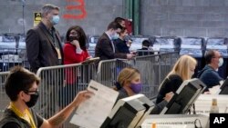 Observadores controlam a contagem de votos 