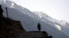 Seorang pekerja tambang Afghanistan berjalan menuju tambang-tambang emerald di pegunungan lembah Panjshir utara kota Kabul, 20 April 2007 (Foto:Reuters)