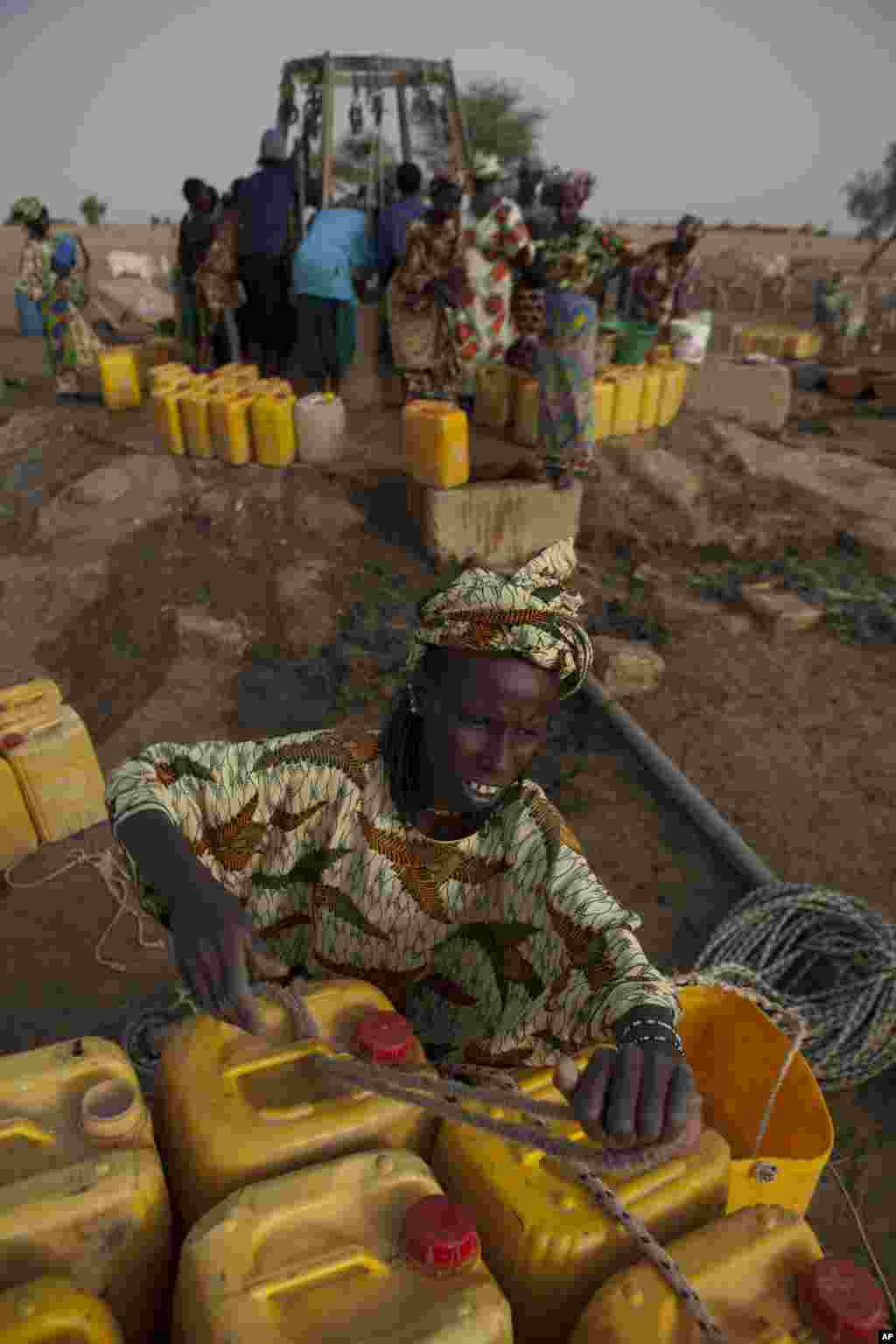 &nbsp;Djiba Ba charge 15 bidons d&#39;eau sur un âne pour les ramener à sa famille et ses animaux, dans le village de Mbelone au nord-est du Sénégal, le1er mai 2012.