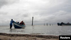 Los pescadores guyaneses se han quejado de piratas y ahora del arresto de algunos de ellos por parte de Venezuela en una zona cercana al área en conflicto entre ambos países.