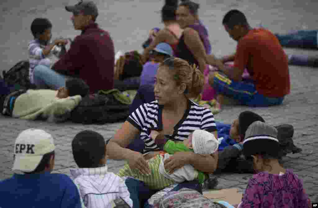 Sekitar 3 ribu migran Honduras, termasuk para perempuan yang membawa balita dan anak-anak, beristirahat di jalanan Guatemala&nbsp;dalam perjalanan ribuan kilometer untuk menuju Amerika.