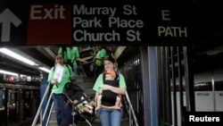 Stasiun kereta bawah tanah di kota New York banyak yang tidak memiliki elevator atau lift, sehingga menyulitkan mereka yang membawa bayi atau barang. 