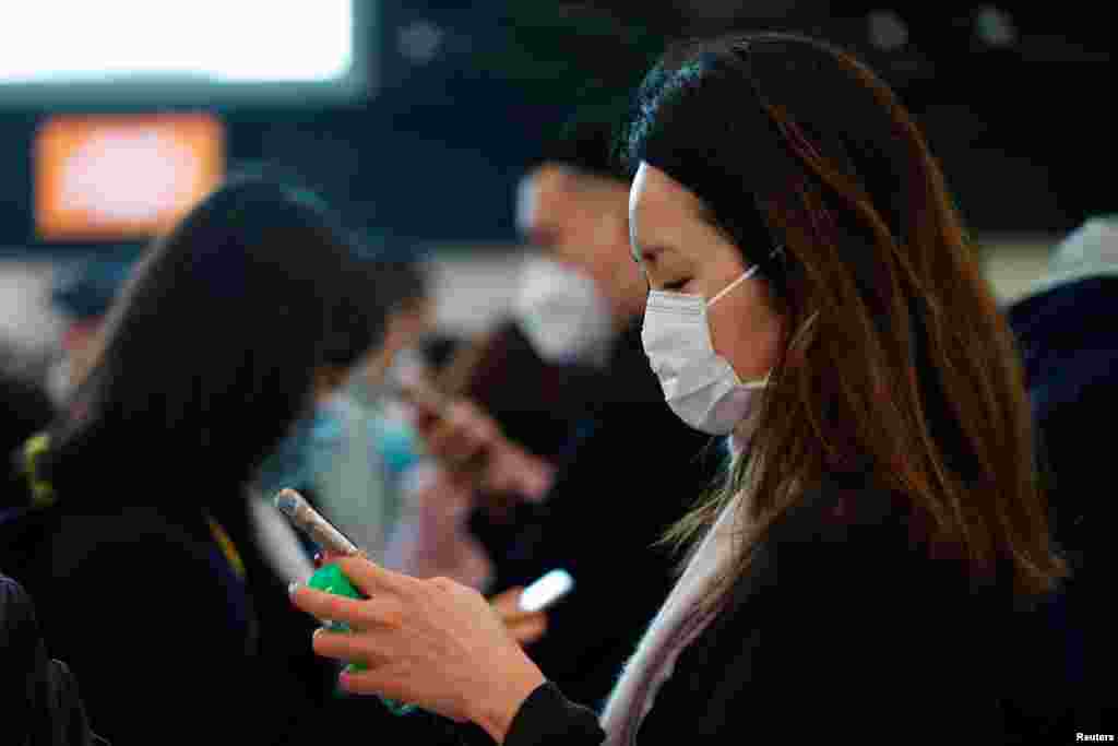 چینی حکومت نے سرکاری ملازمین پر زور دیا ہے کہ وہ نزلہ، زکام، بخار اور ٹھنڈ کی علامت ظاہر ہونے پر انتہائی احتیاطی تدابیر اختیار کریں۔ سفر کے دوران یا گھر سے نکلتے وقت ماسک استعمال کریں۔ 