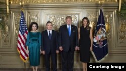 Özbəkistan prezidenti Şavkat Mirziyoyev və xanımı Nyu Yorkda ABŞ prezidenti Donald Tramp və birinci xanımı Melaniya Trampla görüş zamanı, Nyu York, 2017.