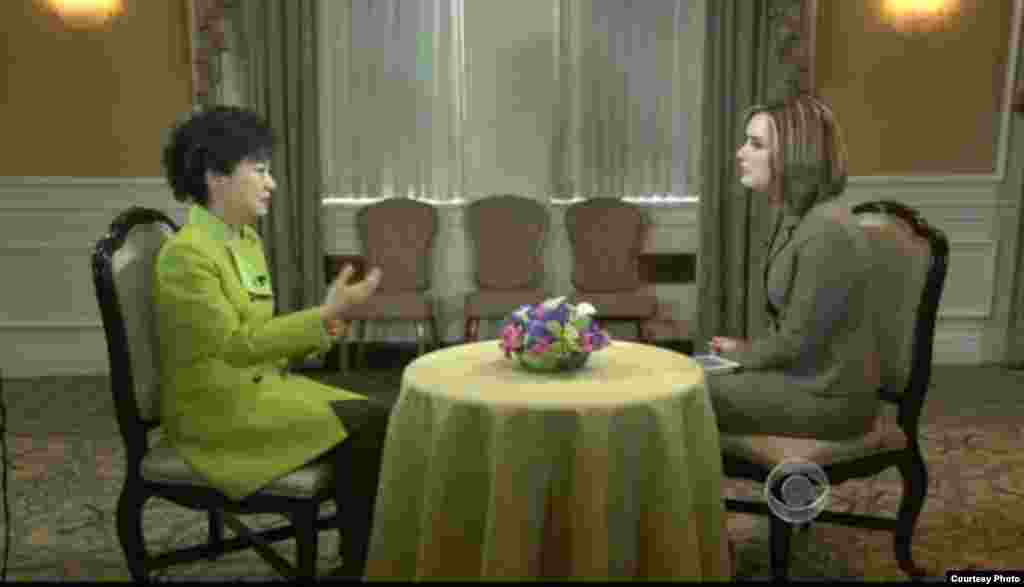 미국을 방문 중인 박근혜 한국 대통령(왼쪽)이 6일 미국 CBS 방송과 인터뷰를 갖고 있다. CBS 방송 화면.