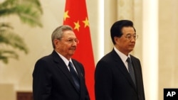 Kubanski predsednik Raul Kastro i kineski predsednik Hu Djintao na ceremoniji u Velikom domu naroda.