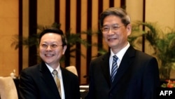 Taiwanese official Wang Yu-chi (L), who is in charge of the island's China policy, meets with his Chinese counterpart, Zhang Zhijun (R), from the Taiwan Affairs office at the Purple Mountain Guest House in Nanjing, Feb. 11, 2014.