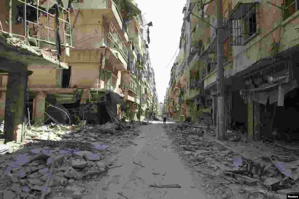 A general view shows a street after clashes between Free Syrian Army fighters and forces loyal to President Bashar Al-Assad, in Salah Edinne district, in the center of Aleppo, August 9, 2012. 