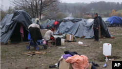 پناهجویان مستقر در یک کمپ در مرز بوسنيا و کرویشیا