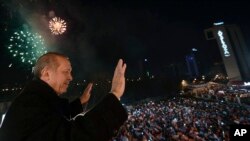 PM Turki Recep Tayyip Erdogan menyambut para pendukungnya dari balkon markas partainya di Ankara, Turki, saat ditetapkan sebagai pemenang Pemilu (31/3/2014).