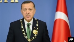 PM Turki Recep Tayyip Erdogan memberikan keterangan pers bahwa kargo yang disita Turki dari pesawat penumpang Suriah berisi peralatan militer dan amunisi (11/10).