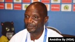 Le coach du Zimbabwe Kalisto Pasuwe face à la presse, à Franceville, au Gabon, le 18 janvier 2017.