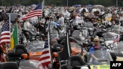 Hàng ngàn người lái xe gắn máy cỡ lớn thuộc tổ chức toàn quốc là "Rolling Thunder" tiến về thủ đô Washington