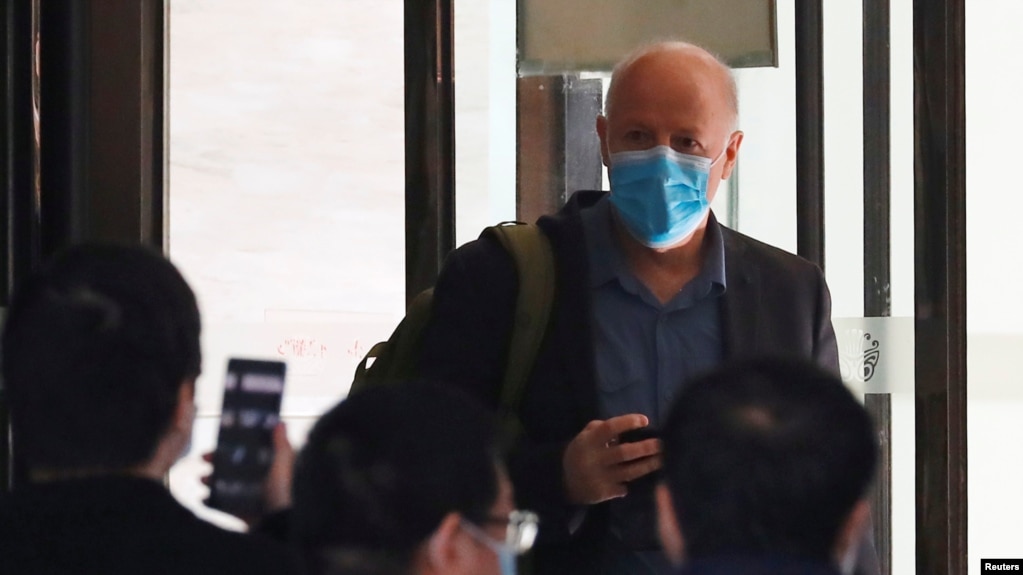 彼得·达萨克(Peter Daszak)作为负责调查新冠病毒起源的世卫组织专家组成员离开他在中国湖北省武汉市的隔离酒店，2021年1月28日。(photo:VOA)