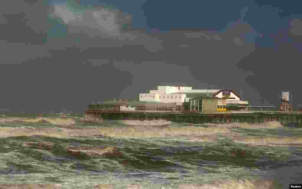 Anh đang đối mặt với gió mạnh và mưa lớn từ tàn dư của cơn bão Gonzalo, truyền thông địa phương đưa tin. Sóng ập vào bờ biển ở Blackpool, miền bắc nước Anh. 