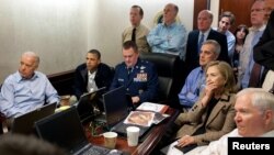 Các quan chức Mỹ theo dõi thông tin cập nhật về chiến dịch triệt hạ bin Laden ở Nhà Trắng hôm 1/5/2011.