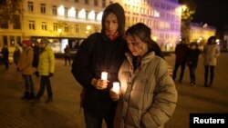 People hold candles as they protest after a death of a pregnant Polish woman. Activists say she could still be alive if it were not for a near total ban on terminating pregnancies in Poznan, Nov. 5, 2021. (Lukasz Cynalewski/Agencja Wyborcza.pl via Reuters)