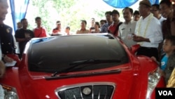 Menteri BUMN Dahlan Iskan siap mengujicoba kemampuan Tucuxi, mobil sport listrik produksi Indonesia (VOA/Yudha Satriawan)