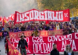 Para demonstran berpawai di tengah pelaksanaan pertemuan G20 di Roma, Italia, Sabtu, 30 Oktober 2021.