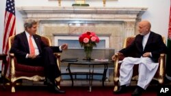 美國國務卿克里10月11日在喀布爾與阿富汗總統卡爾扎伊舉行會談