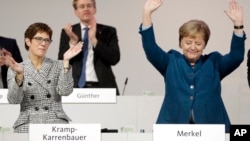 Annegret Kramp-Karrenbauer (esq) e Angela Merkel (dir) no congresso da CDU