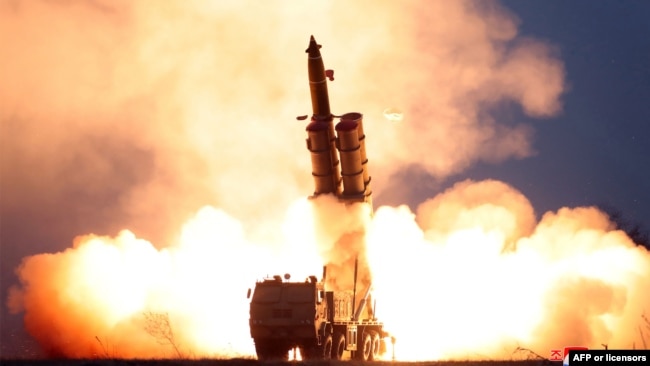 朝鲜官方媒体中央新闻社（KCNA）于2019年11月29日发布的朝鲜超大型多发火箭系统试射。