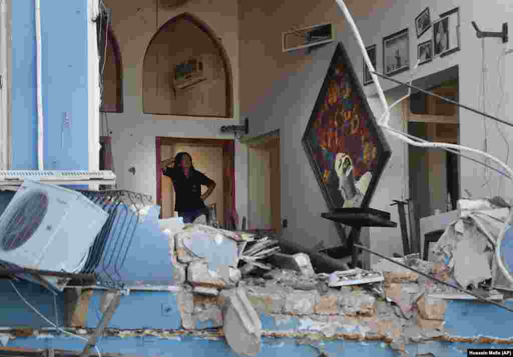 Жінка стоїть у пошкодженому ресторані на наступний день після вибуху у порту Бейрута. 5 серпня.