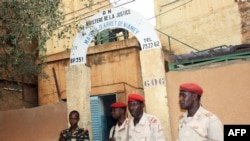 Des soldats devant l'entrée de la prison de Niamey, le 1er juin 2013. AFP PHOTO