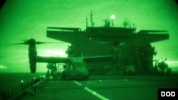 资料照片：美国海军陆战队照片显示美国海军陆战队的一架鱼鹰式飞机在美国海军“刘易斯·B·普勒号”远征移动基地舰上加油，参加代号为“鳄鱼匕首行动”的演练。(2018年4月2日)