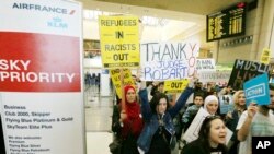 Manifestasyon pou pwoteste kon dekrè tanporè ki entèdi imigran 7 peyi an majorite mizilman pou yo pa rantre Ozetazini. Aewopò Entènasyonal Tom Bradle, Los Angeles 4 fevriye, 2017. Youn nan manifestan yo genyen yon pankat ki ekri," Mèsi Jij James L. Robart. (Foto: AP/Reed Saxon)