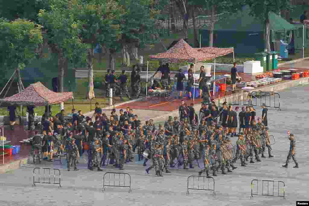 2019年8月15日，比邻中国香港的深圳湾体育中心，中国武警正在进行演练。（路透社图片）