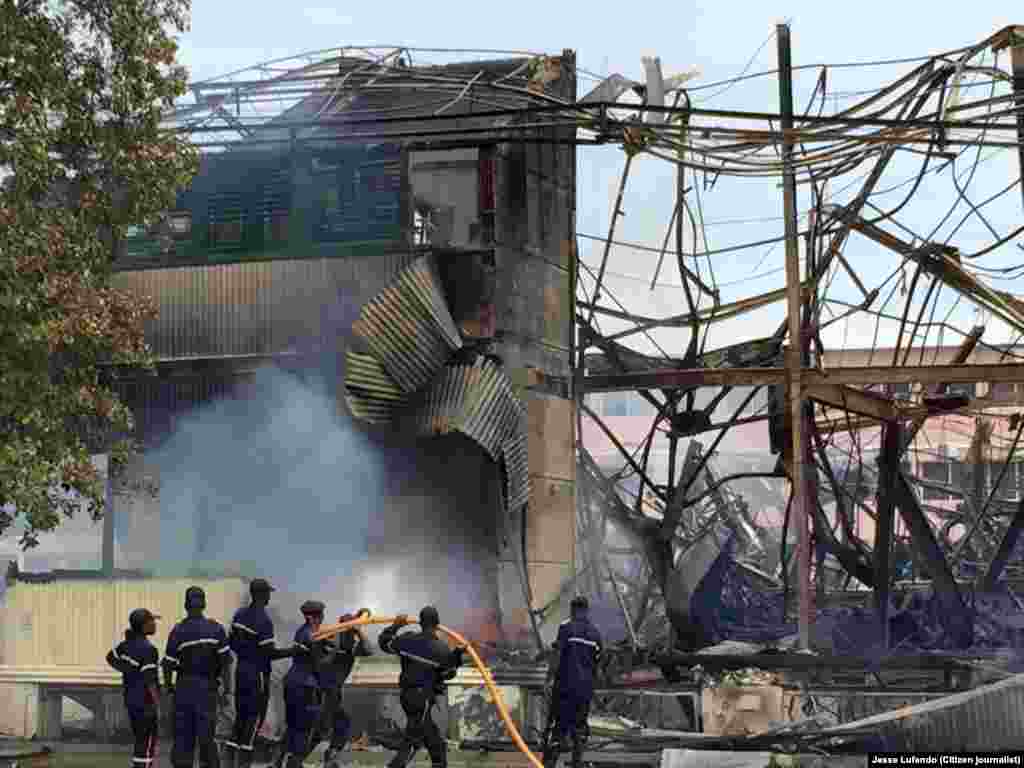 Bombeiros apagam as chamas que destruíram o edifício da Cultura de Benguela, a 28 de Março, 2015, Angola