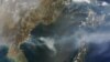 미국 항공우주국, NASA가 공개한 인공위성 사진. 북한 동부에서 여러 건의 산불이 발생했고, 연기가 동해로 퍼져나가고 있다.