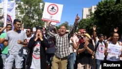 Une foule manifeste contre une loi d’amnistie devant l’Assemblée nationale à Tunis, 13 septembre 2017. 