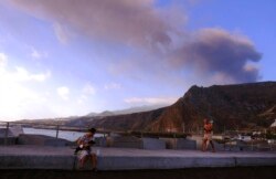 Asap mengepul dari gunung berapi di pulau Spanyol La Palma di Kepulauan Canary, 7 Oktober 2021. Bandara di pulau itu ditutup kembali Kamis karena abu dari gunung berapi tersebut, yang telah meletus selama hampir tiga minggu.