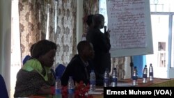 Une presentation lors du Forum de la paix à Bukavu, le 19 novembre 2018. (VOA/Ernest Muhero)