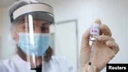 Медперсонал готовит прививку вакциной AstraZeneca в тбилисской больнице. 16 марта 2021