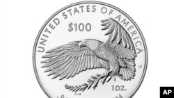 Una moneda de platino acuñada por Estados Unidos en honor a la libertad de religión, en el 2021. Foto tomada en Washington, suministrada por la autoridad monetaria de Estados Unidos. 