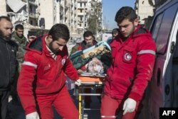 انخلا کے عمل کے دوران ریڈ کراس کے اہلکار مشرقی حلب سے ایک زخمی کو لے جارہے ہیں