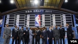 Calon pemain yang akan dipilih NBA berpose bersama di Newark, New Jersey hari Kamis (23/6).
