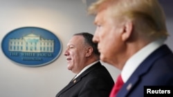 Državni sekretar Majk Pompeo (levo) na brifingu u Beloj kući sa predsednikom Donaldom Trampom (Foto: Reuters/Kevin Lamarque) 