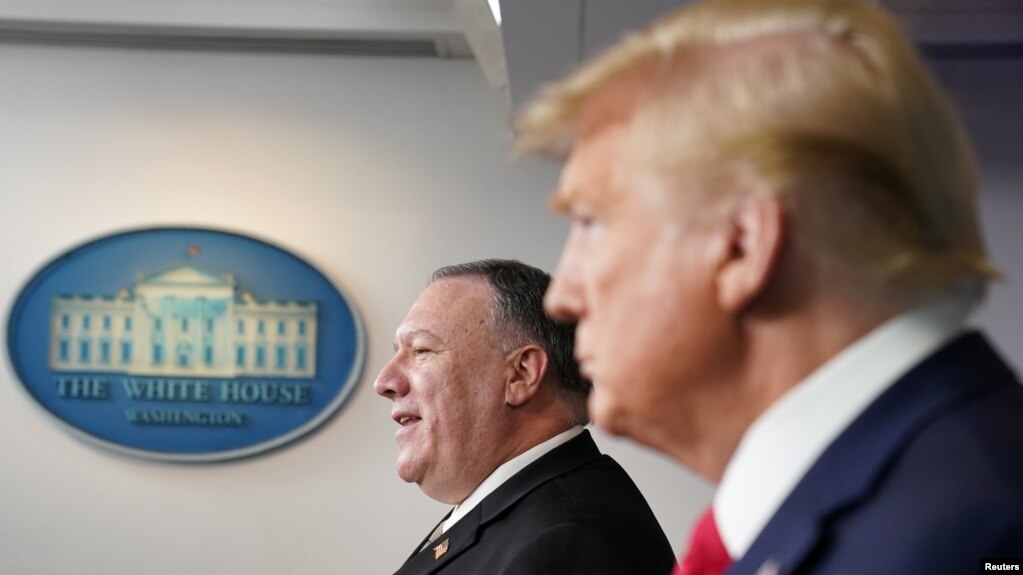 Ngoại trưởng MIke Pompeo và Tổng thống Donald Trump trong cuộc họp báo hàng ngày của lực lượng đặc nhiệm chống virus corona tại Tòa Bạch Ốc ngày 8/4/2020.