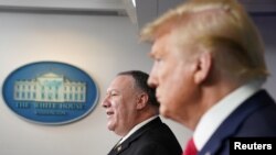 ARHIVA - Američki državni sekretar Majk Pompeo i predsednik Donald Tramp na konferenciji za novinare u Beloj kući 8. aprila 2020.