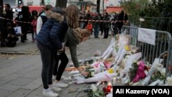 Građani polažu cveće u znak sećanja na žrtve terorističkih napada u Parizu 