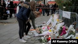 Dépôt de gerbes en mémoire des victimes des attentats de Paris, le 14 novembre 2015.